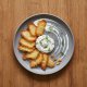Chips de parmesan croustillantes & dip yaourt-aneth